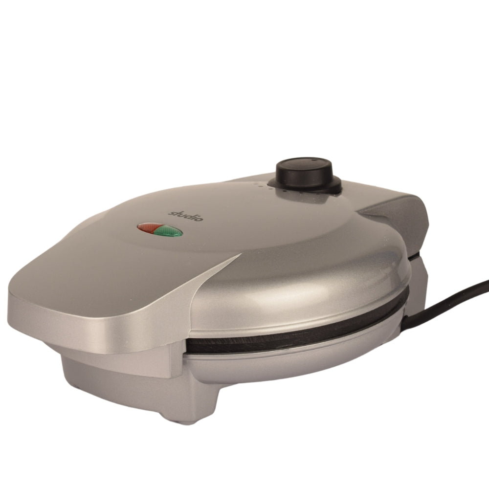 Power and ready lights. Thermostat control. Non-stick coating for easy cleaning. Easy to use.